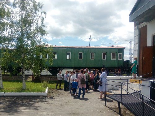 Омичи съездили на электричке на экскурсию в марьяновку
